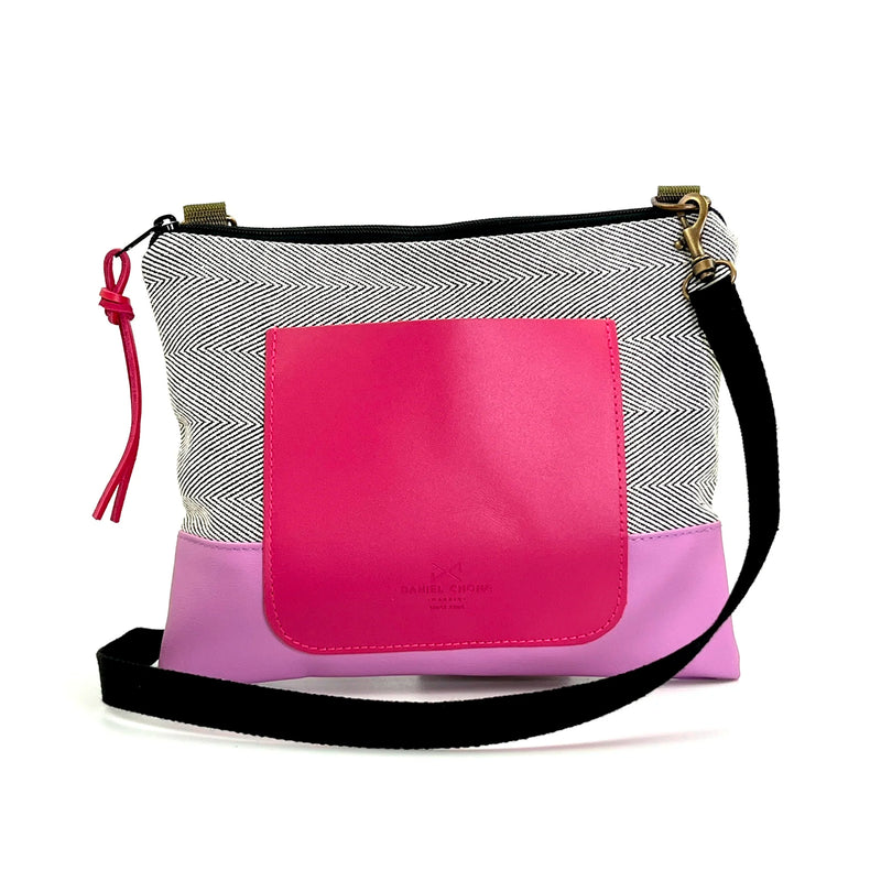 Bandolera mini loneta con bolsillo Daniel Chong - Rayas, base lila y bolsillo fucsia