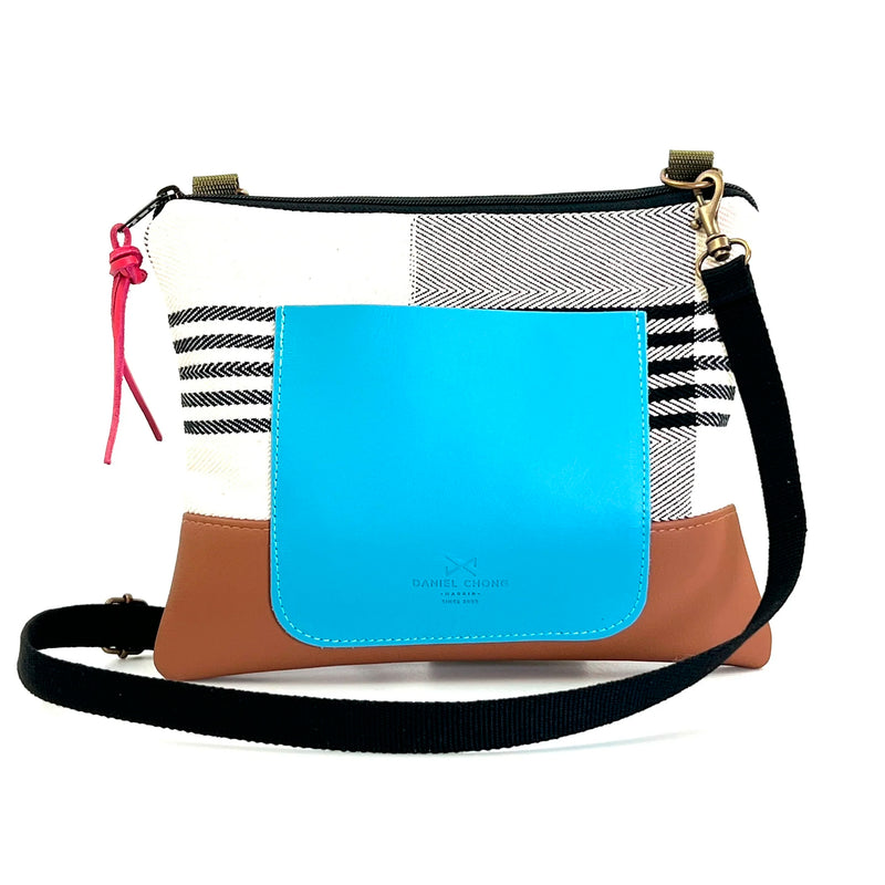 Bandolera mini loneta con bolsillo Daniel Chong - Rayas, base marrón y bolsillo azul
