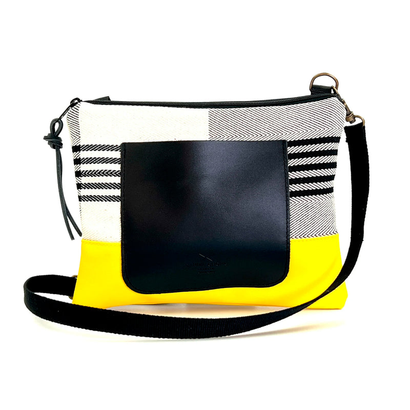 Bandolera mini loneta con bolsillo Daniel Chong - Rayas, base amarilla y bolsillo negro