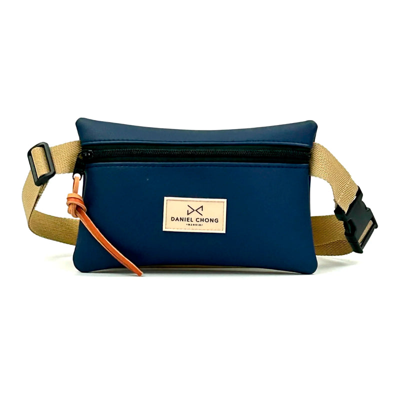 Riñonera Impermeable Daniel Chong - Azul con correa beige y detalle marrón