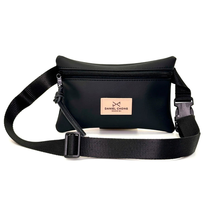 Riñonera impermeable Daniel Chong - Negra con logo beige