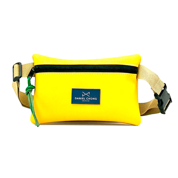 Riñonera impermeable Daniel Chong - Amarilla con correa beige y detalle verde