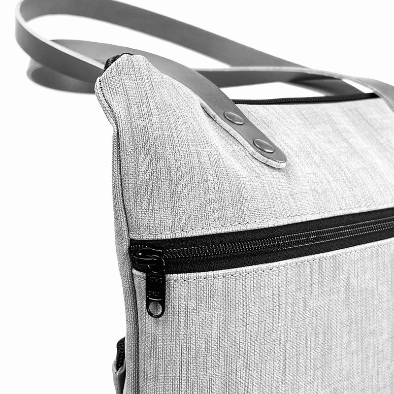 Bolso Book Holder Cuadrado Impermeable con bolsillo extra Daniel Chong - Gris con bolsillo rosa