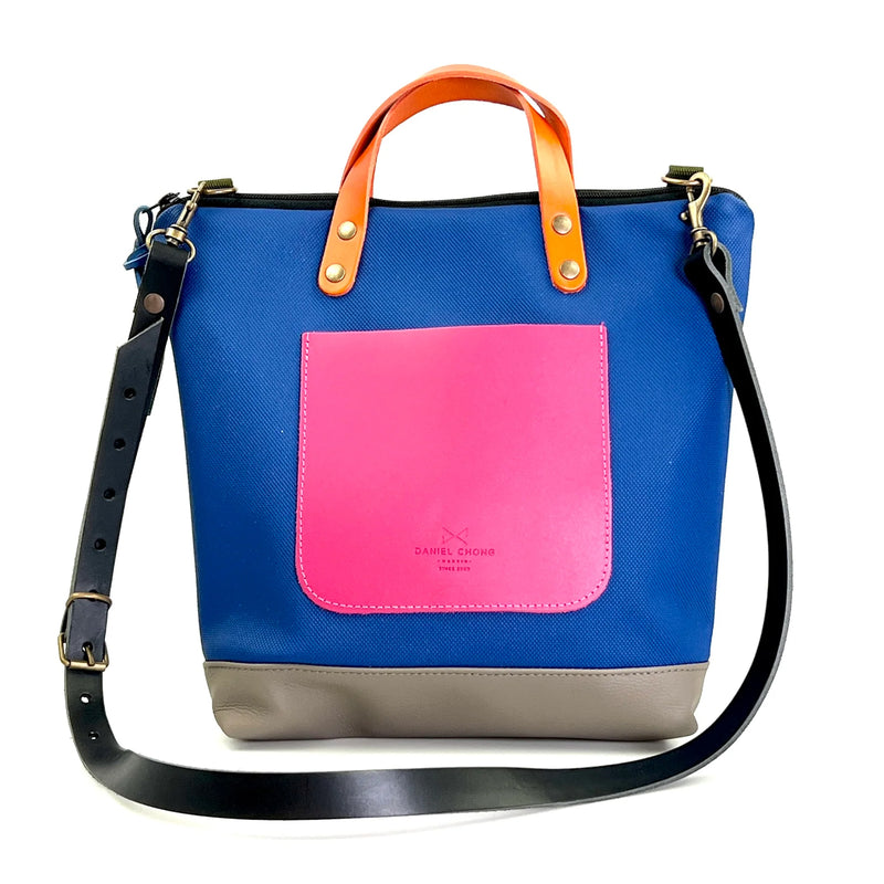 Bandolera cuadrada impermeable Daniel Chong - Azul con bolsillo fucsia