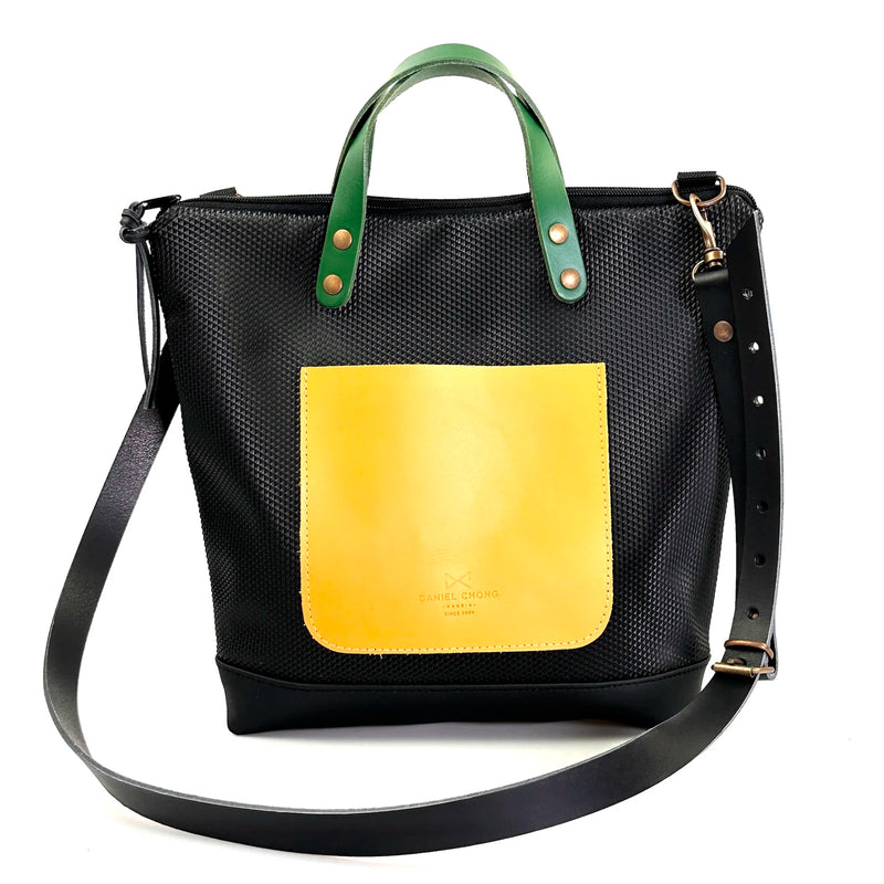 Bandolera cuadrada impermeable Zafiro con bolsillo extra Daniel Chong - Negro con bolsillo amarillo