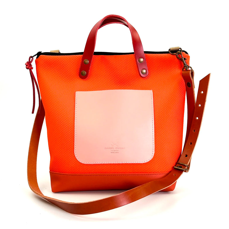 Bandolera cuadrada impermeable Zafiro con bolsillo extra Daniel Chong - Naranja con bolsillo rosa