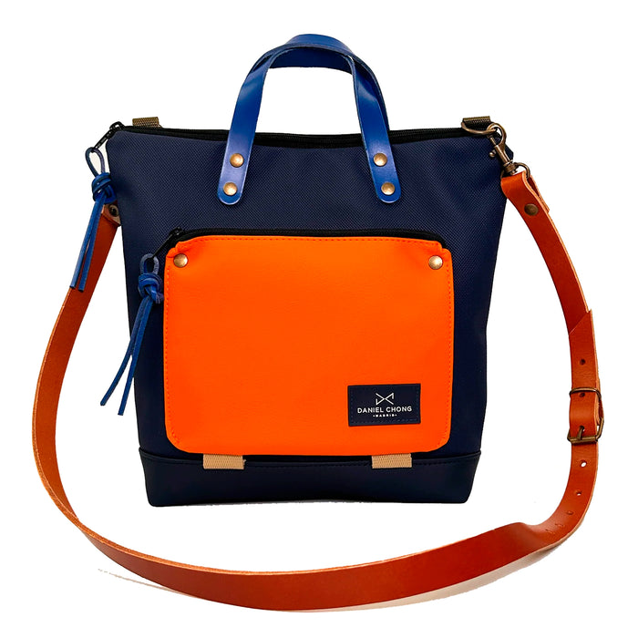 Bandolera Book Holder Cuadrada Impermeable con bolsillo extra Daniel Chong - Azul con bolsillo naranja