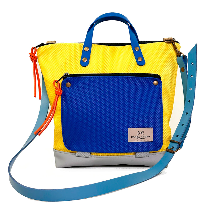 Bandolera Book Holder Cuadrada Impermeable con bolsillo extra Daniel Chong - Amarillo con bolsillo azul