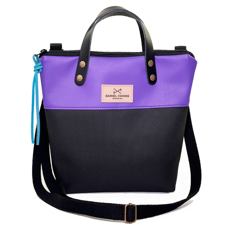 Bandolera mini impermeable con asas Daniel Chong - Asas negro cuerpo violeta y negro