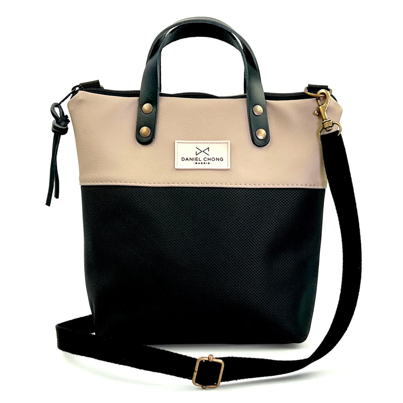 Bandolera mini impermeable con asas Daniel Chong - Asas negro cuerpo beige y negro