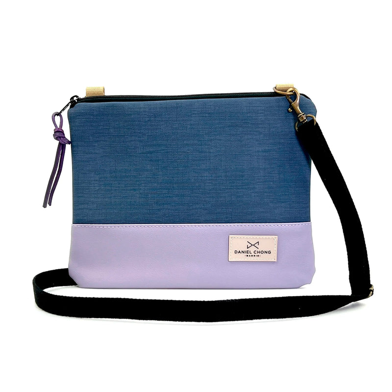 Bandolera mini cuadrada impermeable Daniel Chong - Azul con base lila
