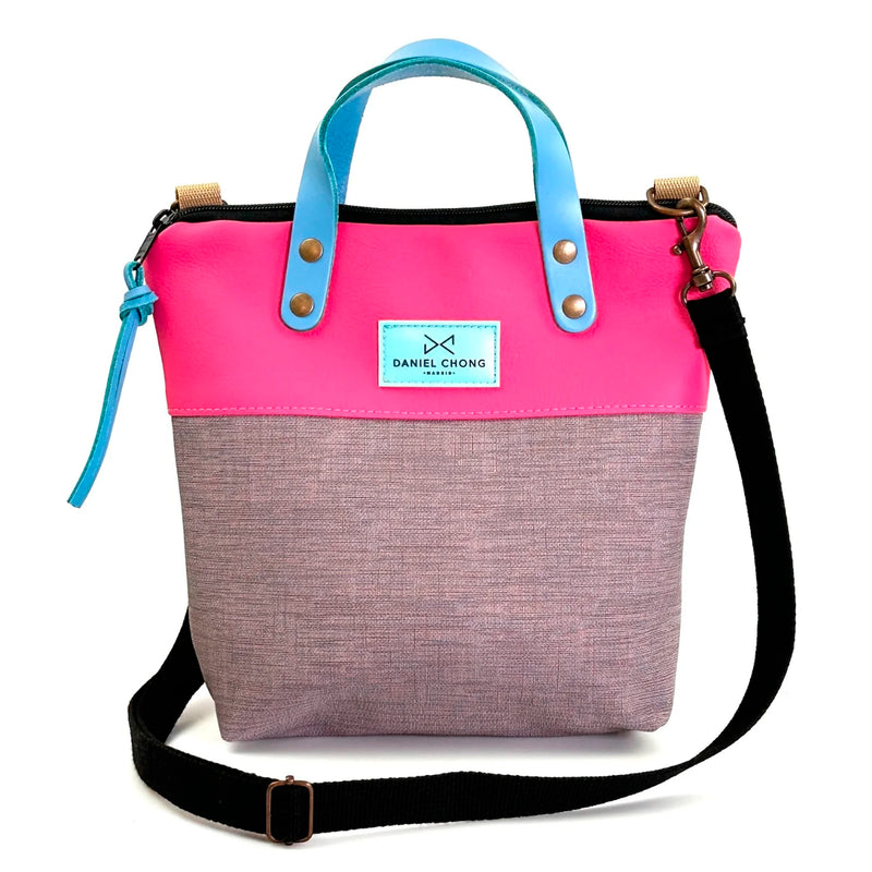 Bandolera mini impermeable con asas Daniel Chong - Asas azul cuerpo fucsia y gris