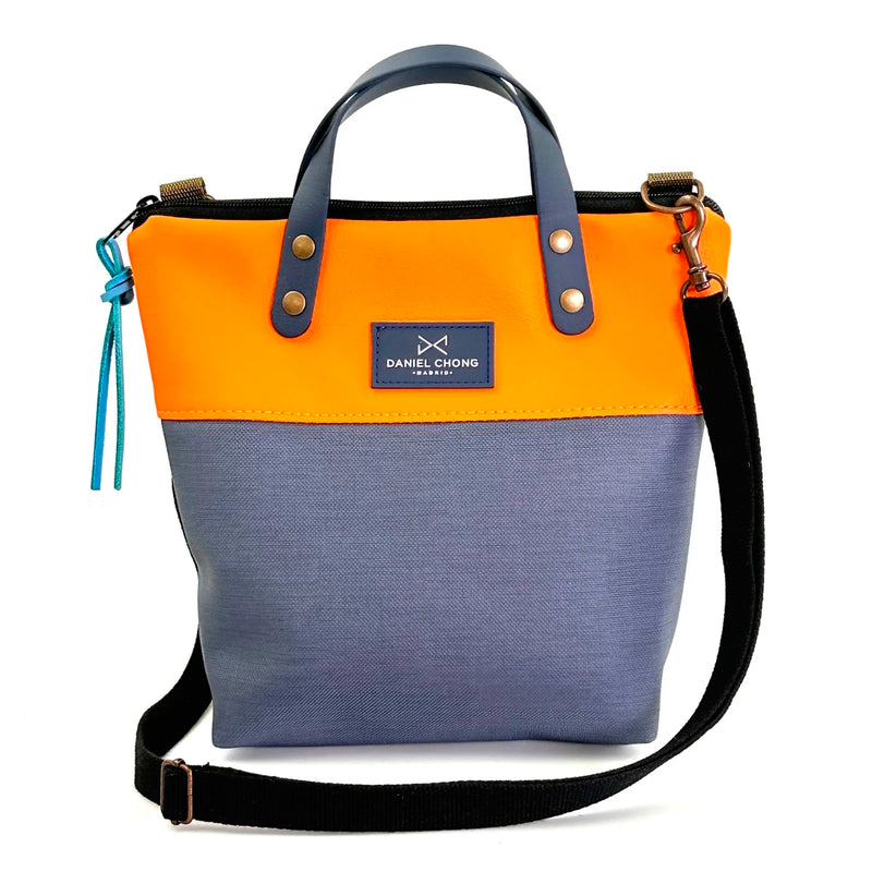 Bandolera mini impermeable con asas vegano Daniel Chong - Asas azul cuerpo naranja y azul