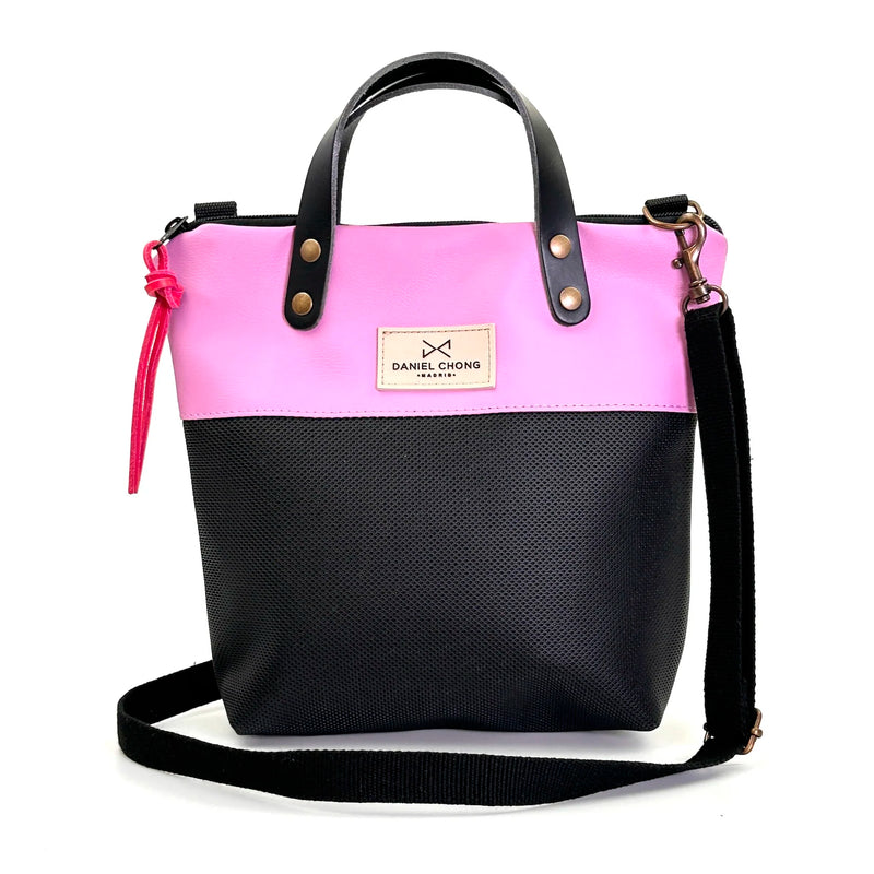 Bandolera mini impermeable con asas Daniel Chong - Asas negro cuerpo rosa y negro