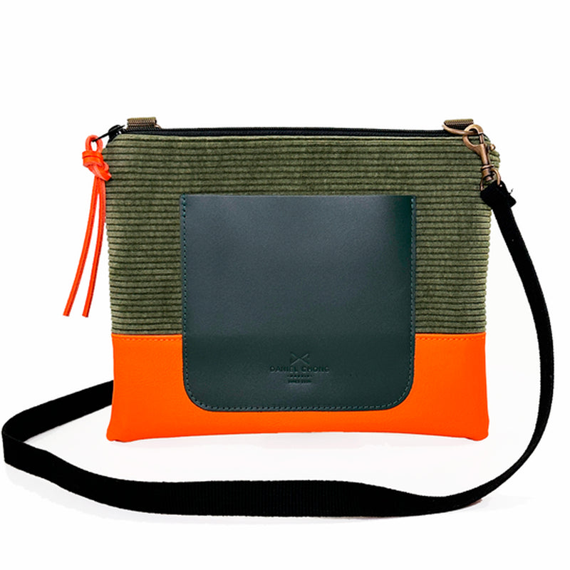 Bandolera mini loneta con bolsillo Daniel Chong - Pana verde, base naranja y bolsillo negro