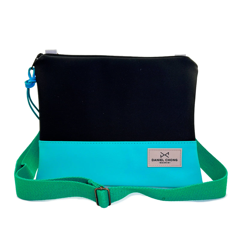 Bandolera mini cuadrada impermeable Daniel Chong - Negro con base azul