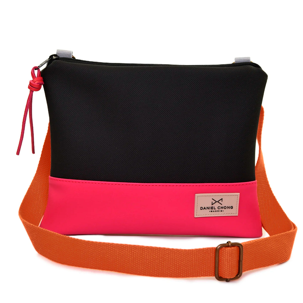 Bandolera mini cuadrada impermeable Daniel Chong - Negro con base fucsia