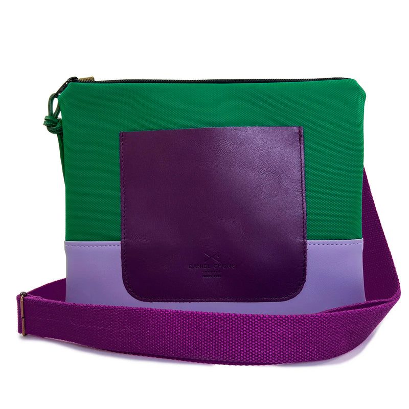 Bandolera mini impermeable con bolsillo Daniel Chong - Verde y lila con bolsillo violeta