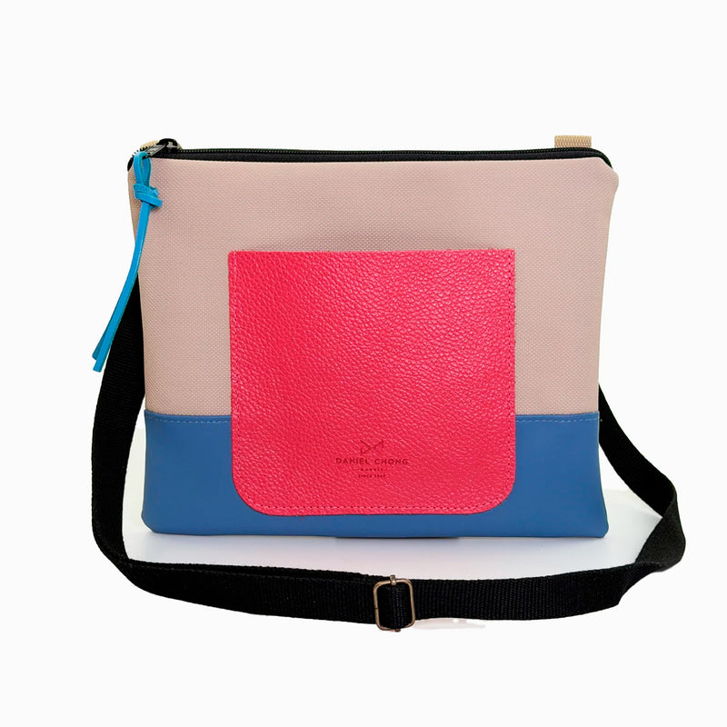 Bandolera mini impermeable con bolsillo Daniel Chong - Beige y azul con bolsillo fucsia