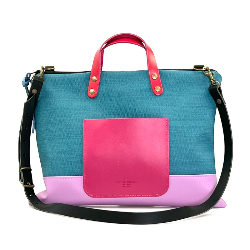 Bandolera Slim Impermeable Daniel Chong - Turquesa con bolsillo fucsia y base rosa