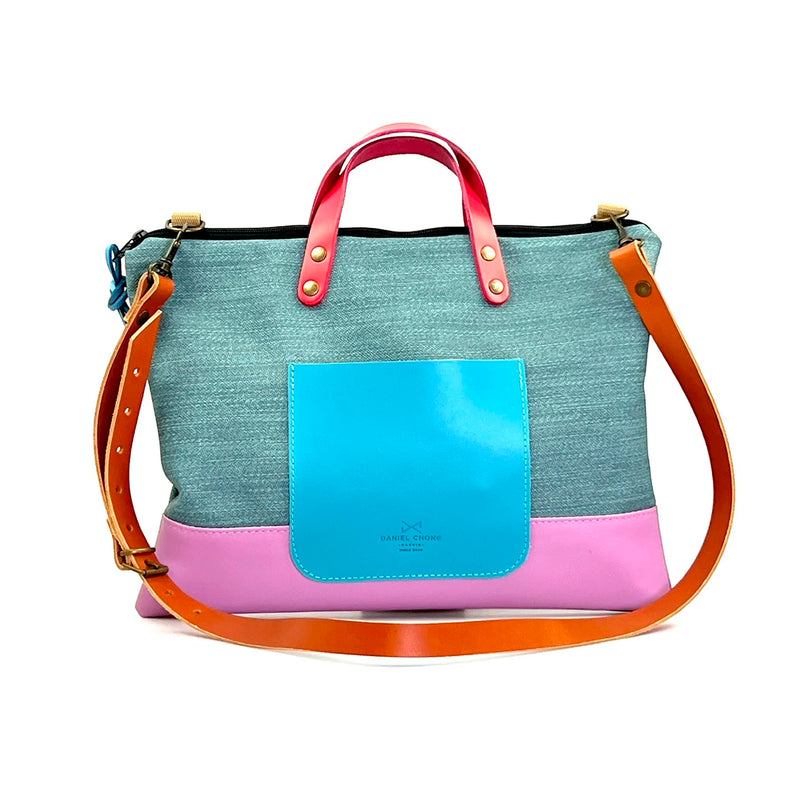 Bandolera Slim Impermeable Daniel Chong - Azul con bolsillo azul y base rosa