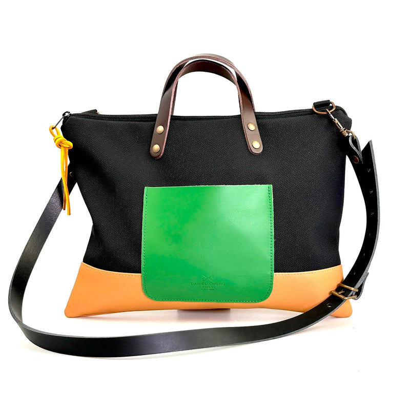 Bandolera Slim Impermeable Daniel Chong - Negra con bolsillo verde y base beige