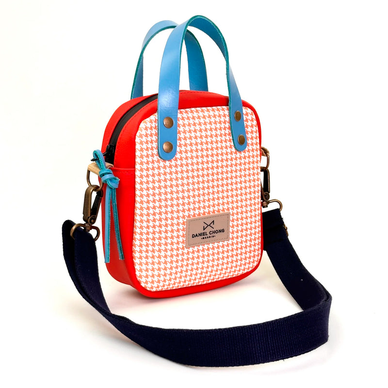 Bandolera Urban Box Mini con asas impermeable Daniel Chong - Pata de gallo y rojo