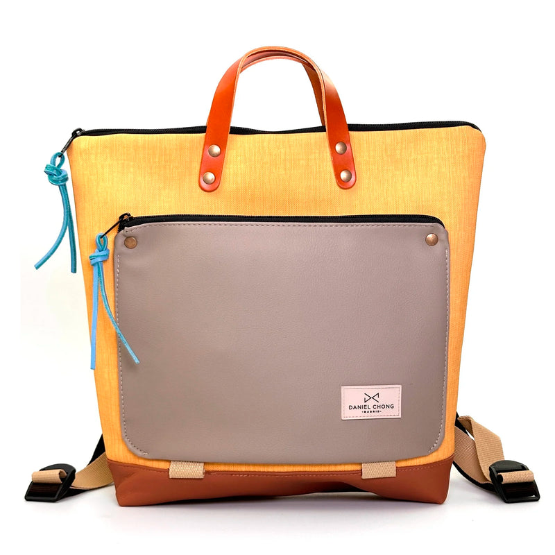 Mochila Book Holder Cuadrada Impermeable con bolsillo extra Daniel Chong - Amarillo con bolsillo beige