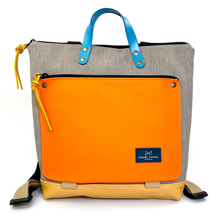 Mochila Book Holder Cuadrada Impermeable con bolsillo extra Daniel Chong - Gris con bolsillo naranja