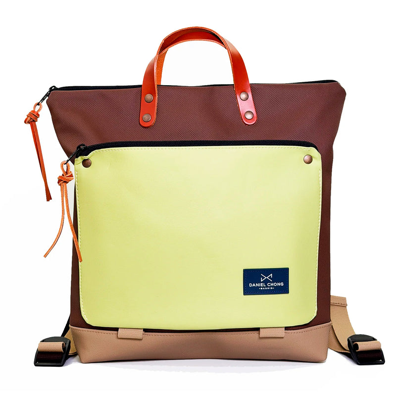 Mochila Book Holder Cuadrada Impermeable con bolsillo extra Daniel Chong - Marrón con bolsillo amarillo