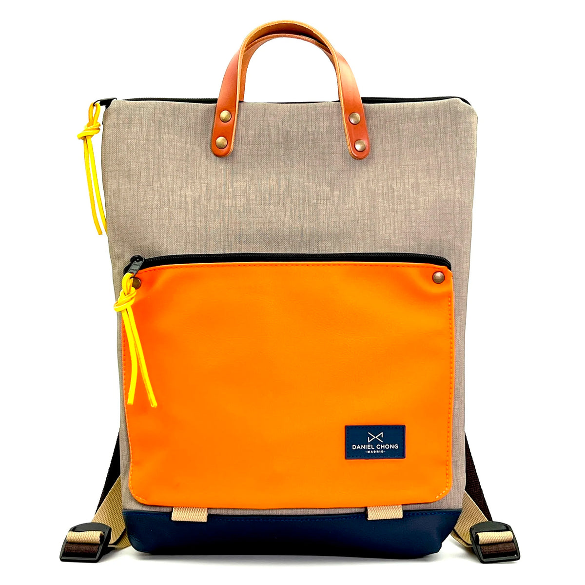 Mochila Book Holder Impermeable con bolsillo extra Daniel Chong - Gris con bolsillo naranja
