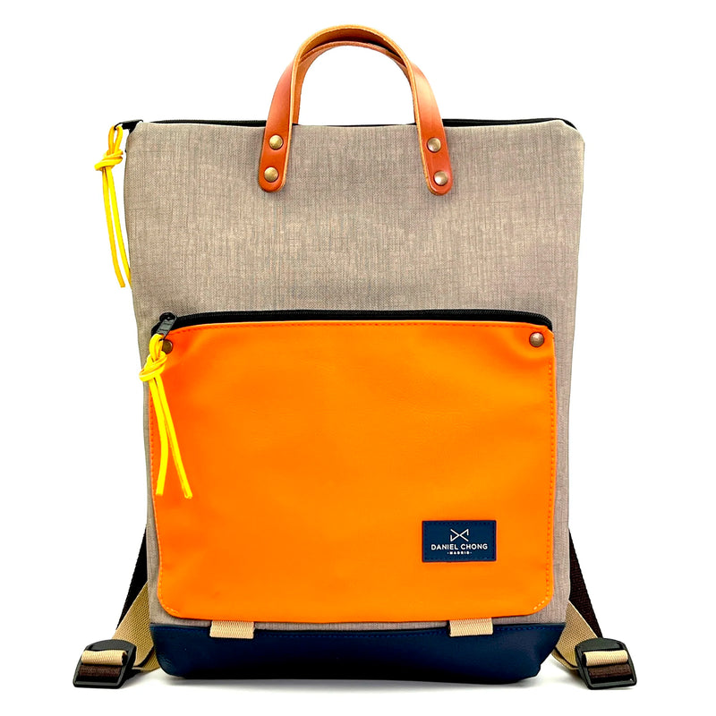 Mochila Book Holder Impermeable con bolsillo extra Daniel Chong - Gris con bolsillo naranja