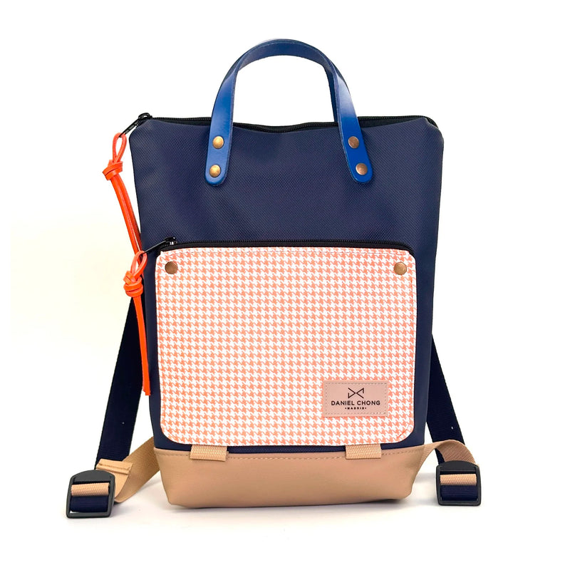 Mochila Mini Book Holder Impermeable con bolsillo extra Daniel Chong - Azul con bolsillo pata de gallo naranja