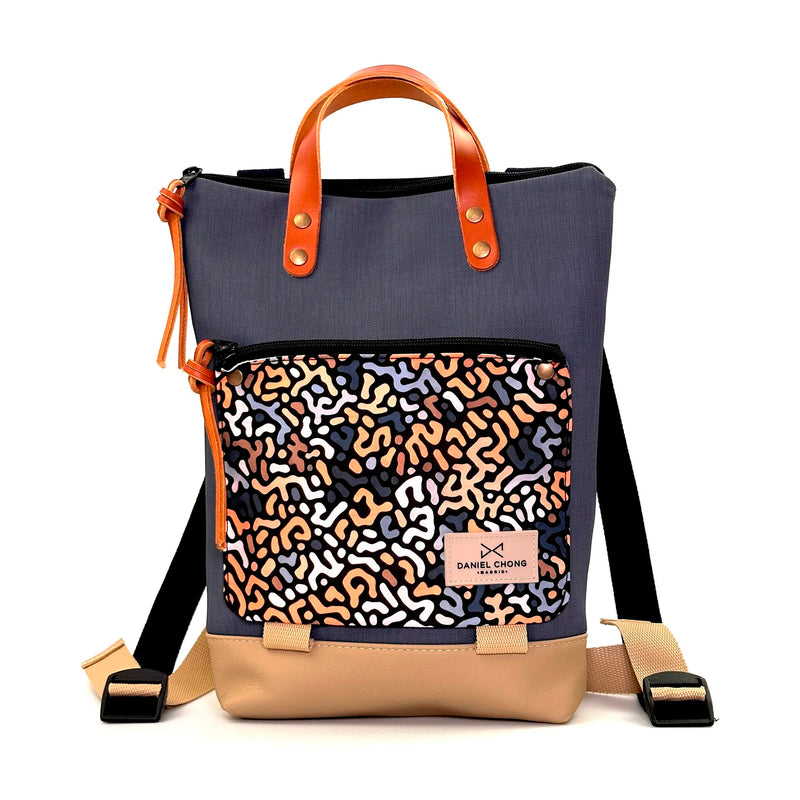 Mochila Mini Book Holder Impermeable con bolsillo extra Daniel Chong - Azul con bolsillo abstract