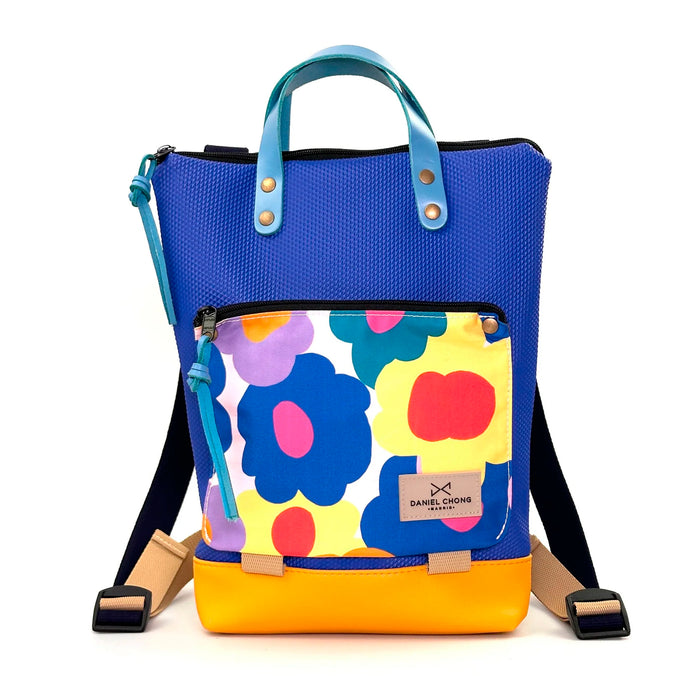 Mochila Mini Book Holder Impermeable con bolsillo extra Daniel Chong - Azul con bolsillo flowers
