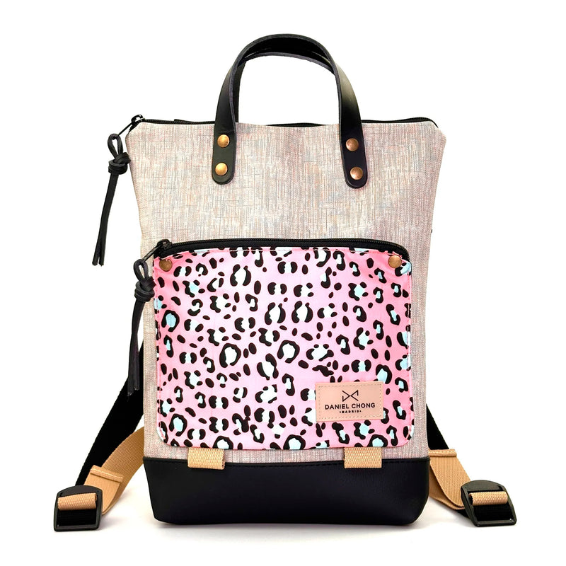 Mochila Mini Book Holder Impermeable con bolsillo extra Daniel Chong - Gris con bolsillo animal print