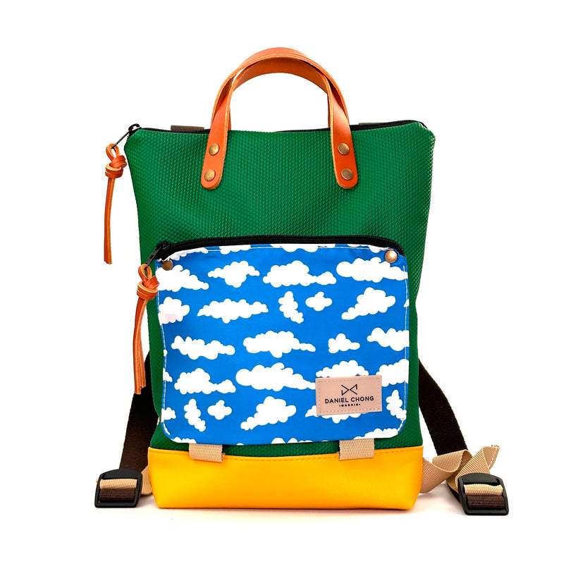 Mochila Mini Book Holder Impermeable con bolsillo extra Daniel Chong - Verde con bolsillo nubes