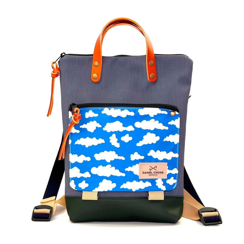 Mochila Mini Book Holder Impermeable con bolsillo extra Daniel Chong - Azul con bolsillo nubes