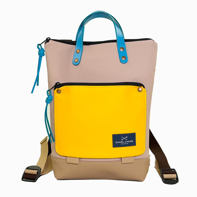 Mochila Mini Book Holder Impermeable con bolsillo extra Daniel Chong - Beige con bolsillo amarillo