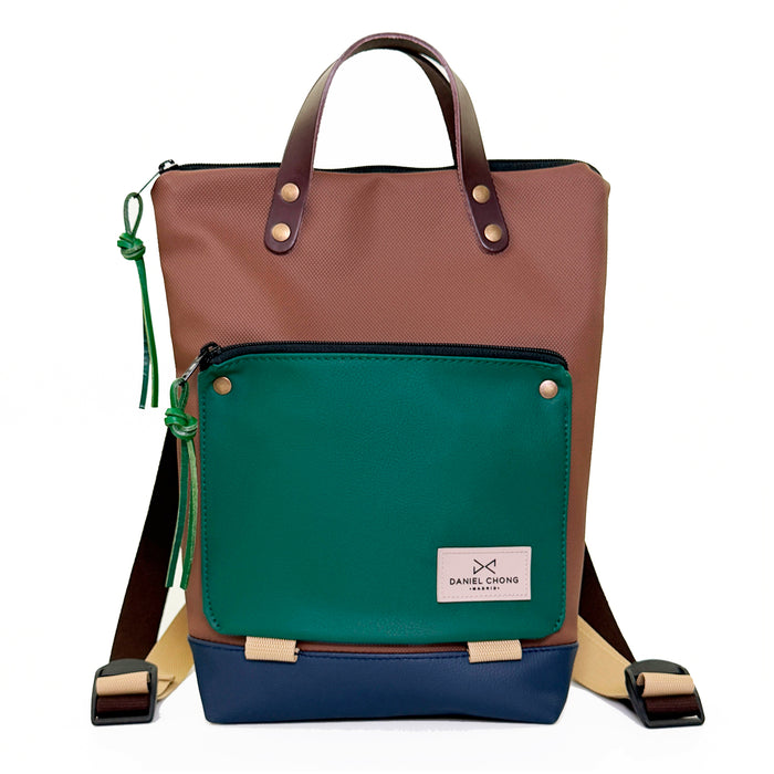 Mochila Mini Book Holder Impermeable con bolsillo extra Daniel Chong - Marrón con bolsillo verde