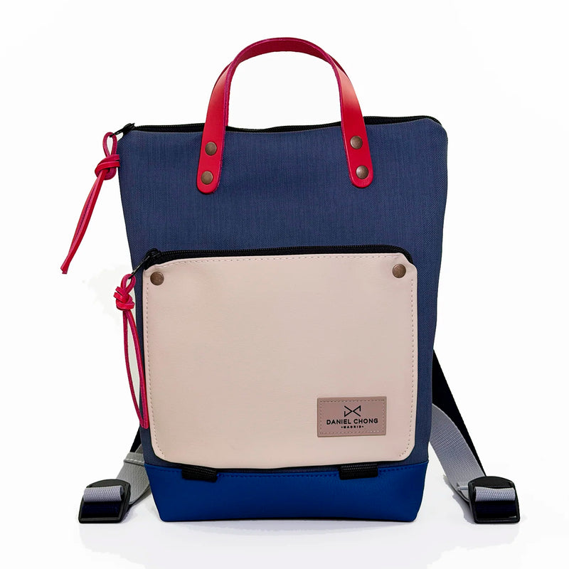 Mochila Mini Book Holder Impermeable con bolsillo extra Daniel Chong - Azul con bolsillo beige