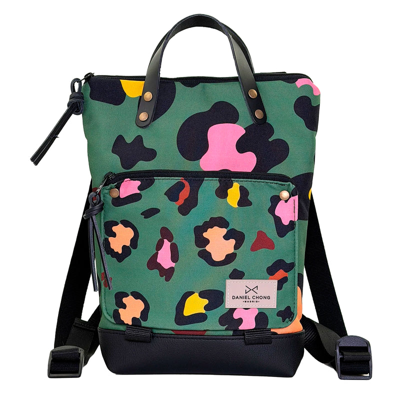 Mochila Mini Book Holder Impermeable con bolsillo extra Daniel Chong - Graphic Edition Animal Print Verde