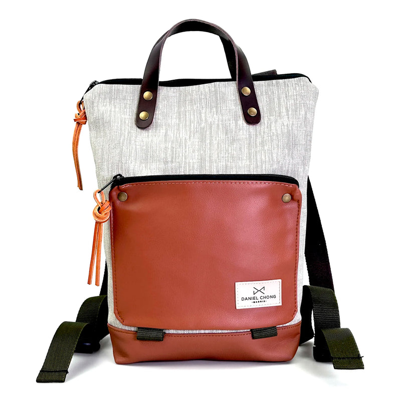 Mochila Mini Book Holder Impermeable con bolsillo extra Daniel Chong - Gris con bolsillo marrón