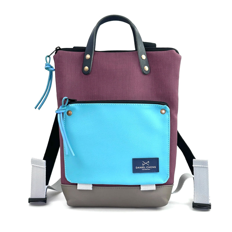 Mochila Mini Book Holder Impermeable con bolsillo extra Daniel Chong - Color vino con bolsillo azul
