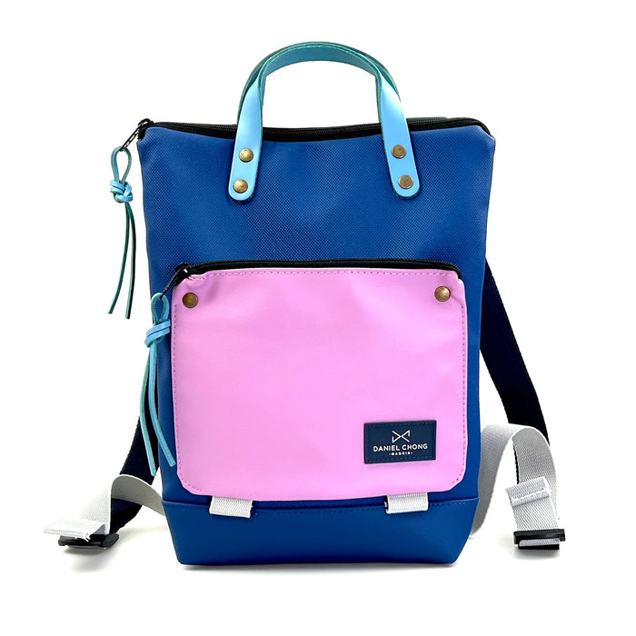 Mochila Mini Book Holder Impermeable con bolsillo extra Daniel Chong - Azul con bolsillo rosa