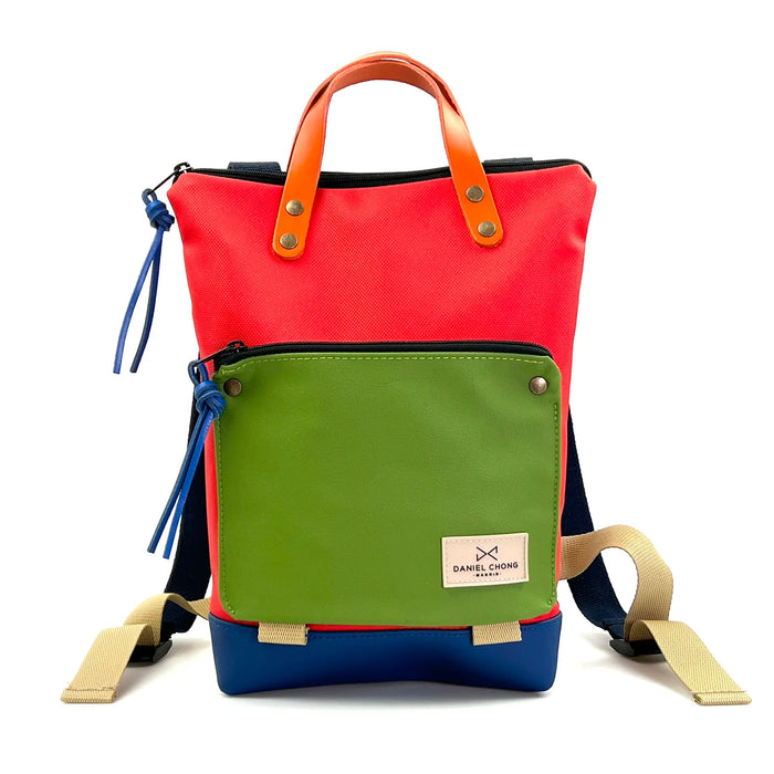 Mochila Mini Book Holder Impermeable con bolsillo extra Daniel Chong - Roja con bolsillo verde