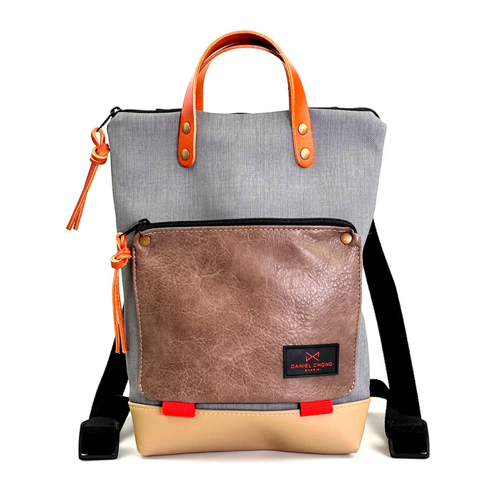 Mochila Mini Book Holder Impermeable con bolsillo extra Daniel Chong - Gris con bolsillo marrón