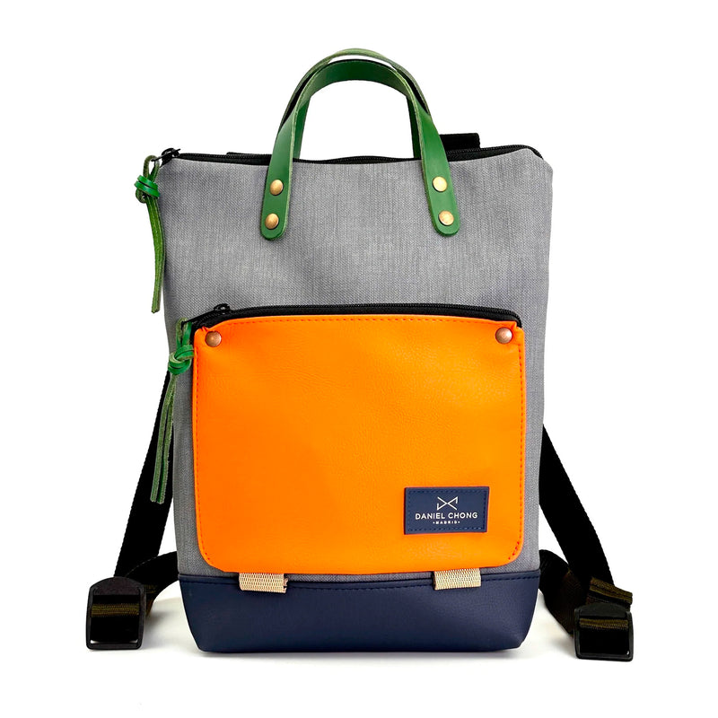 Mochila Mini Book Holder Impermeable con bolsillo extra Daniel Chong - Gris con bolsillo naranja