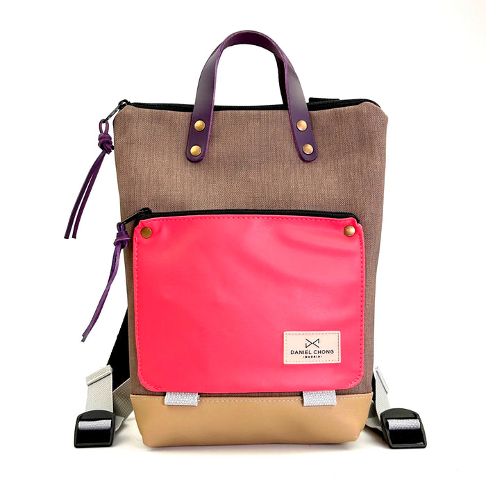 Mochila Mini Book Holder Impermeable con bolsillo extra Daniel Chong - Gris con bolsillo fucsia