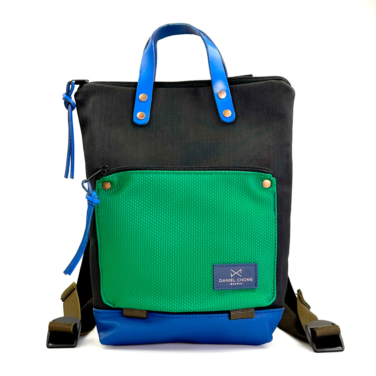 Mochila Mini Book Holder Impermeable con bolsillo extra Daniel Chong - Negro con bolsillo verde